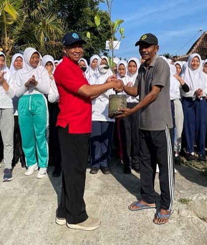 Kontribusi Nyata Peduli Lingkungan: SMAN 1 Pakem Sumbangkan Tanaman Bagi Masyarakat Sekitar