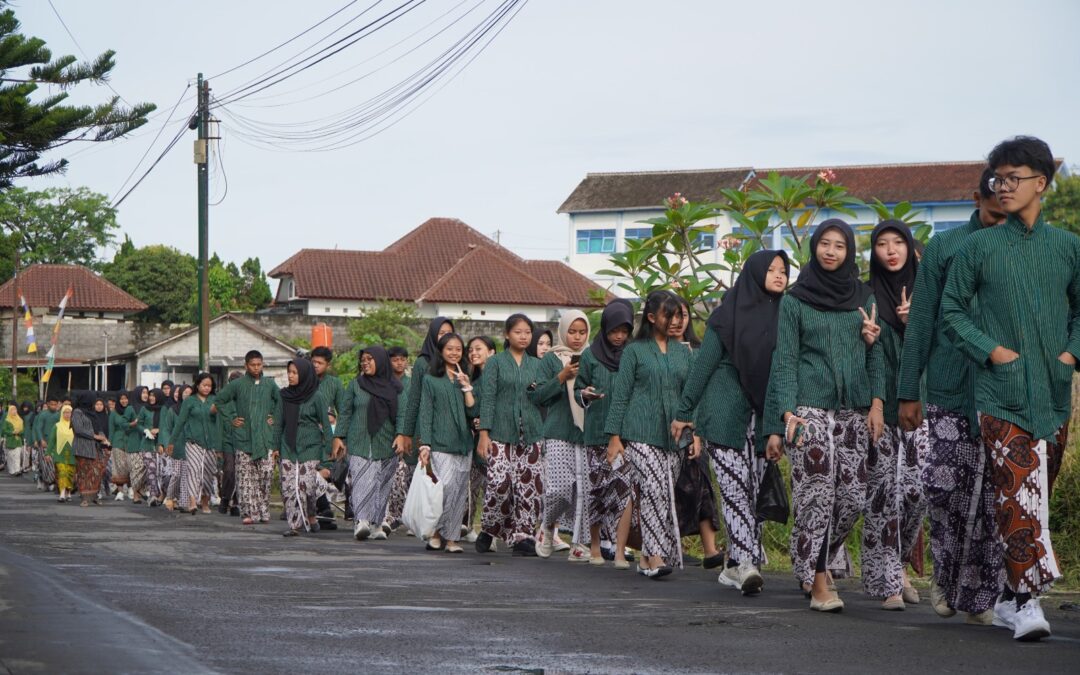 Untuk mengenang dan memperingati hari jadi DIY SMAN 1 Pakem melakukan kegiatan kirab budaya sesuai tema yg diusung yakni Temata tuwuh lan ngrembaka